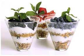 oatmeal na may yogurt at berries para sa tamang nutrisyon at pagbaba ng timbang